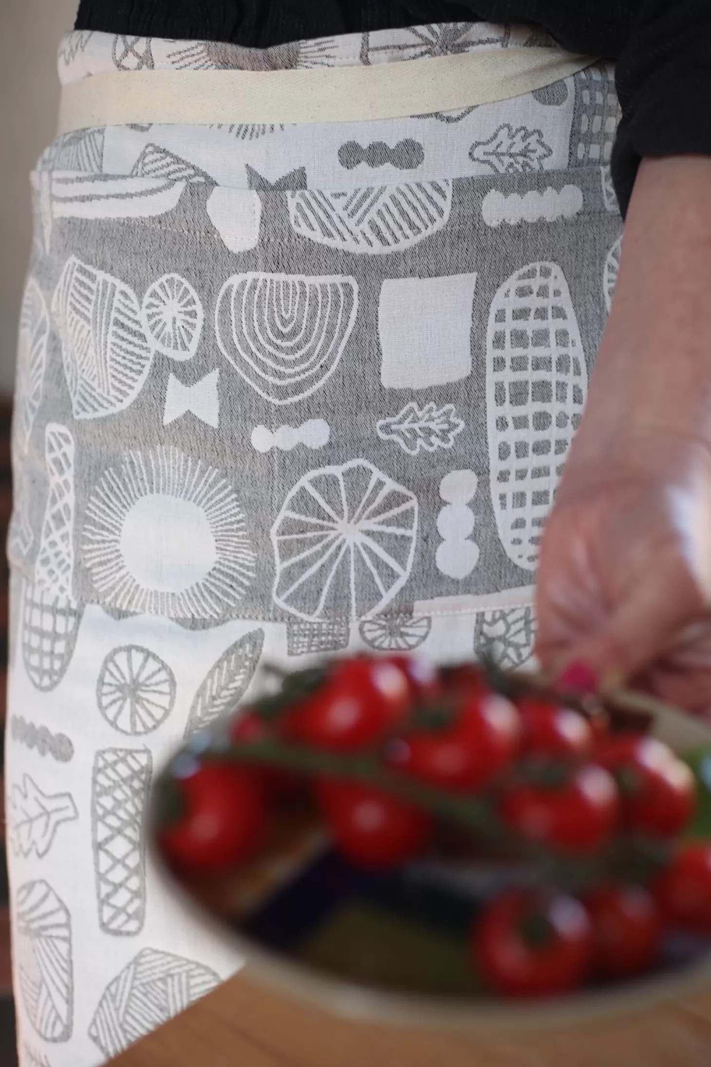 Mudlark Woven Apron^Donna Wilson Fashion